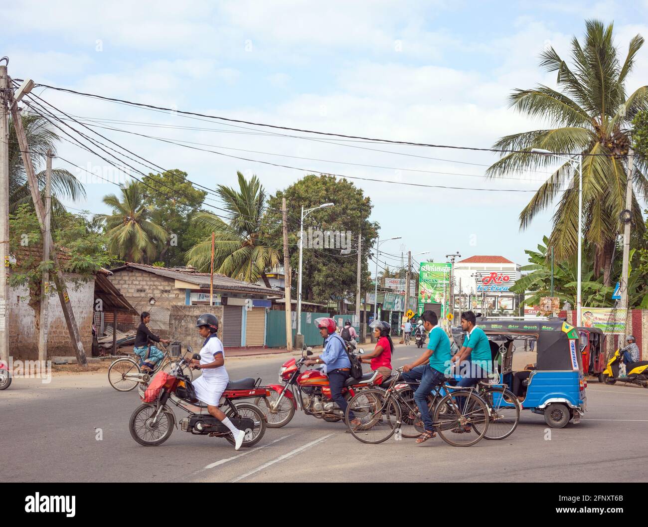 Motos, pousse-pousse auto et vélos se déplaçant sur une route très fréquentée, Jaffna, province du Nord, Sri Lanka Banque D'Images