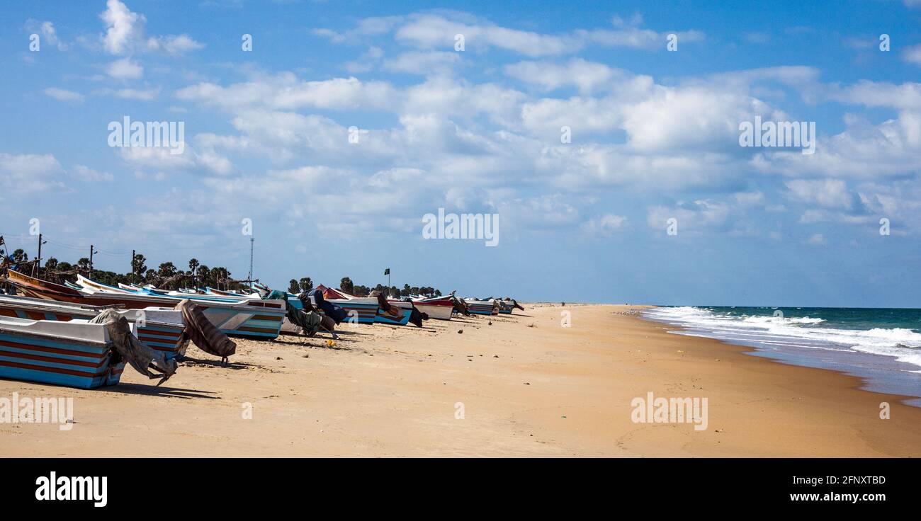 Bateaux de pêche sur une plage déserte à Mullaitivu, province du Nord, Sri Lanka Banque D'Images
