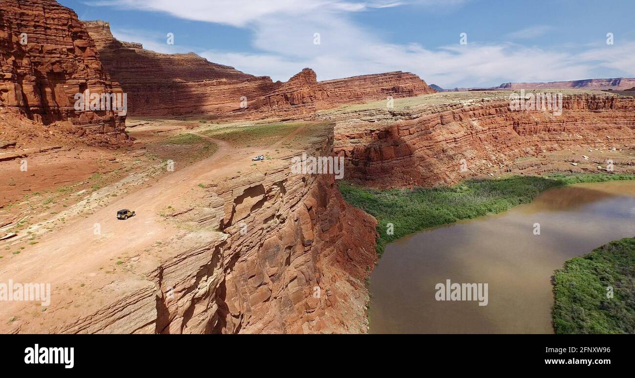 White Rim Trail, vue sur le fleuve Colorado, parc national de Canyonlands, Utah Banque D'Images