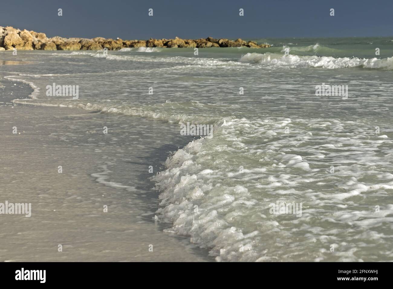 Gros plan sur les vagues de course à pied sur Marco Island, Floride, lumière douce à faible angle Banque D'Images