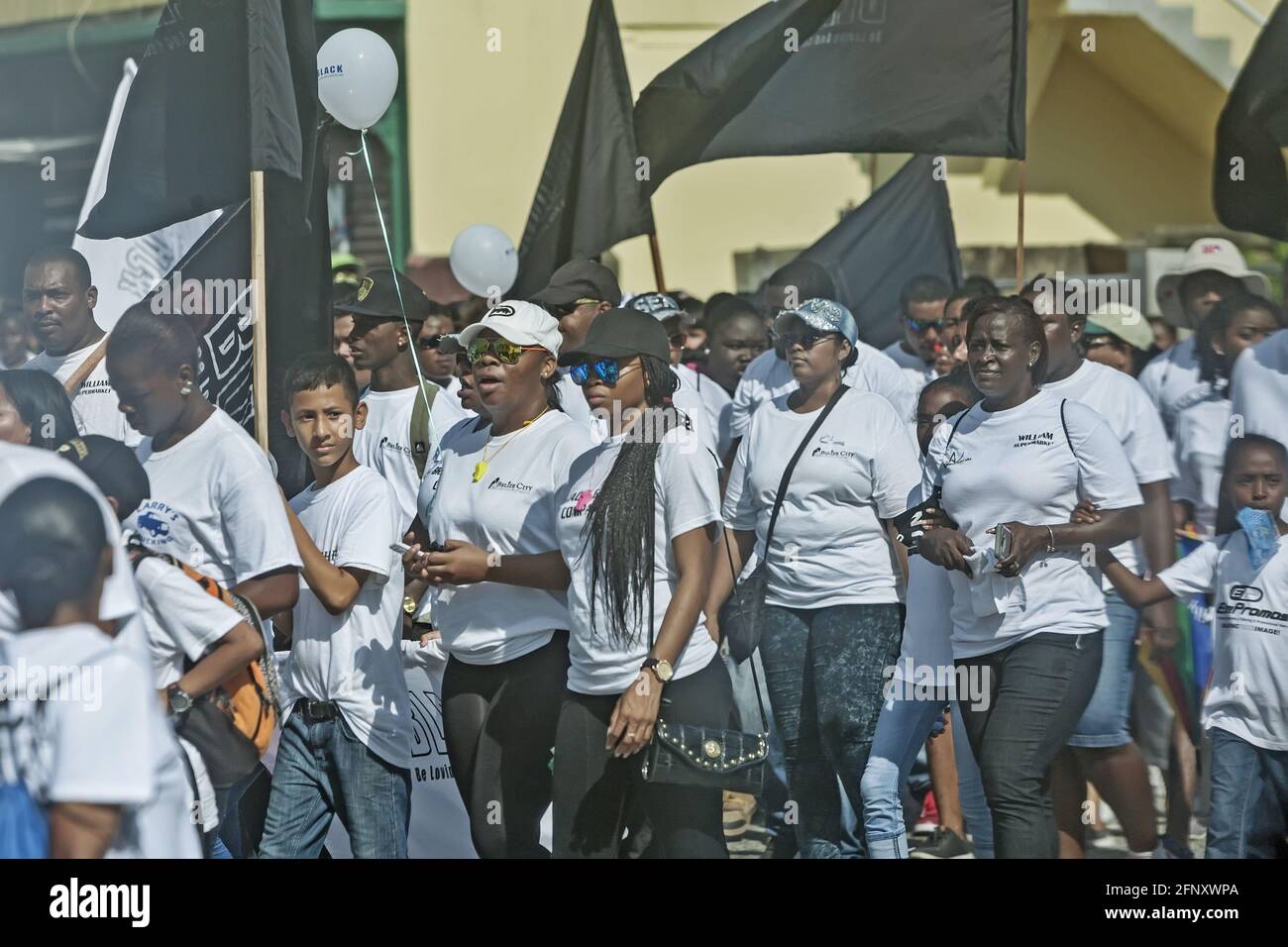 Belize City/Belize - 17 mars 2016 : les femmes contre la criminalité et la violence. Être aimant et cesser de tuer: Une MARCHE NOIRE. Femmes noires en T-shirts blancs. Banque D'Images