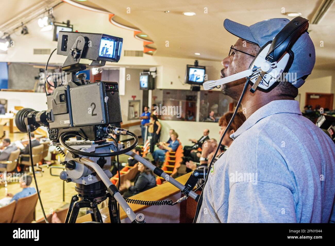Miami Florida, réunion du Conseil de l'éducation, Black man homme opérateur de caméra télévision câblée, Banque D'Images