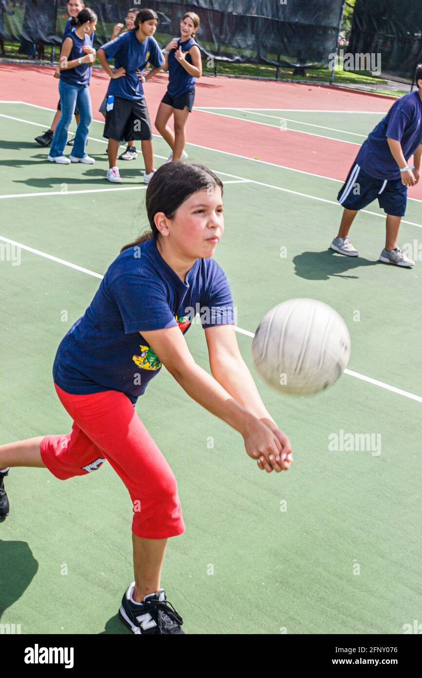Miami Florida,Hadley Park Dade County Parks Summer Camp,Hispanic girl volley-ball jeu en train de jouer à la réception de l'étudiant de vol, se concentrer Banque D'Images