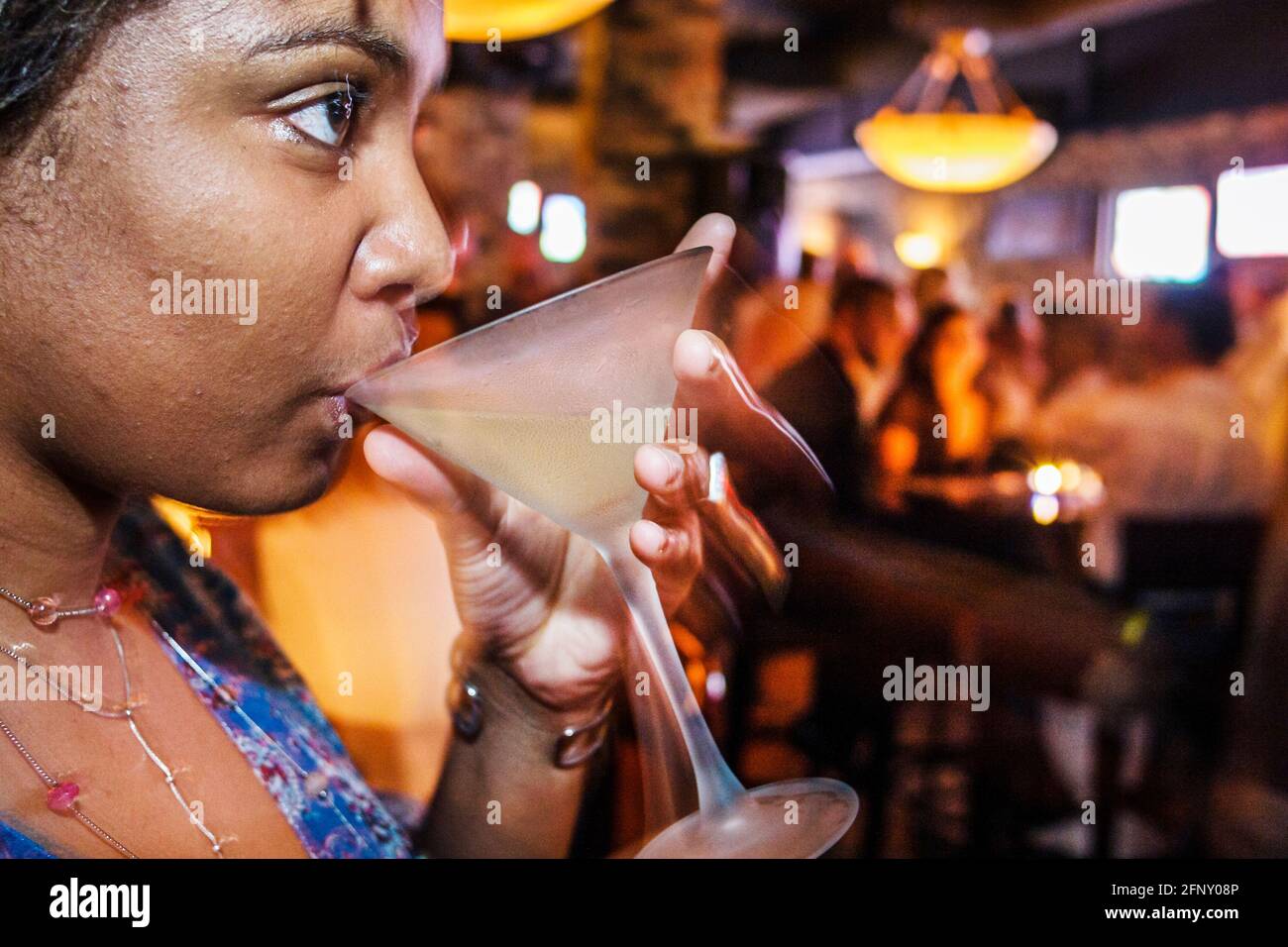 Miami Beach Florida, centre commercial piétonnier de Lincoln Road, bar-restaurant de la salle de presse, femme noire boisson alcoolisée, Banque D'Images