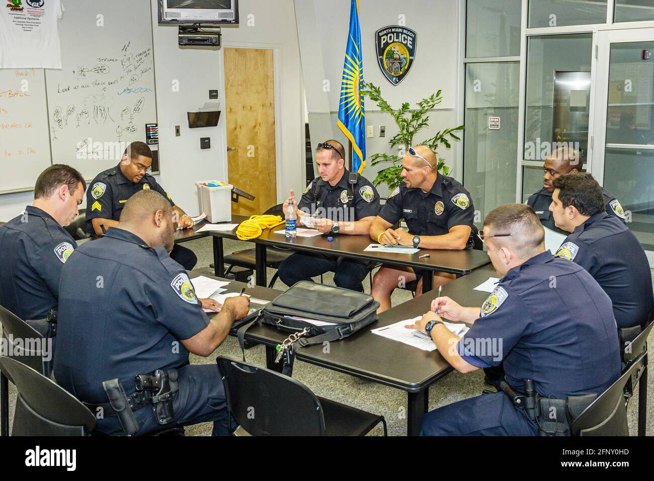 North Miami Beach Florida,police Department,policier meeting roll call communication briefing,entraînement d'équipe d'unité,hommes hispaniques noirs Banque D'Images