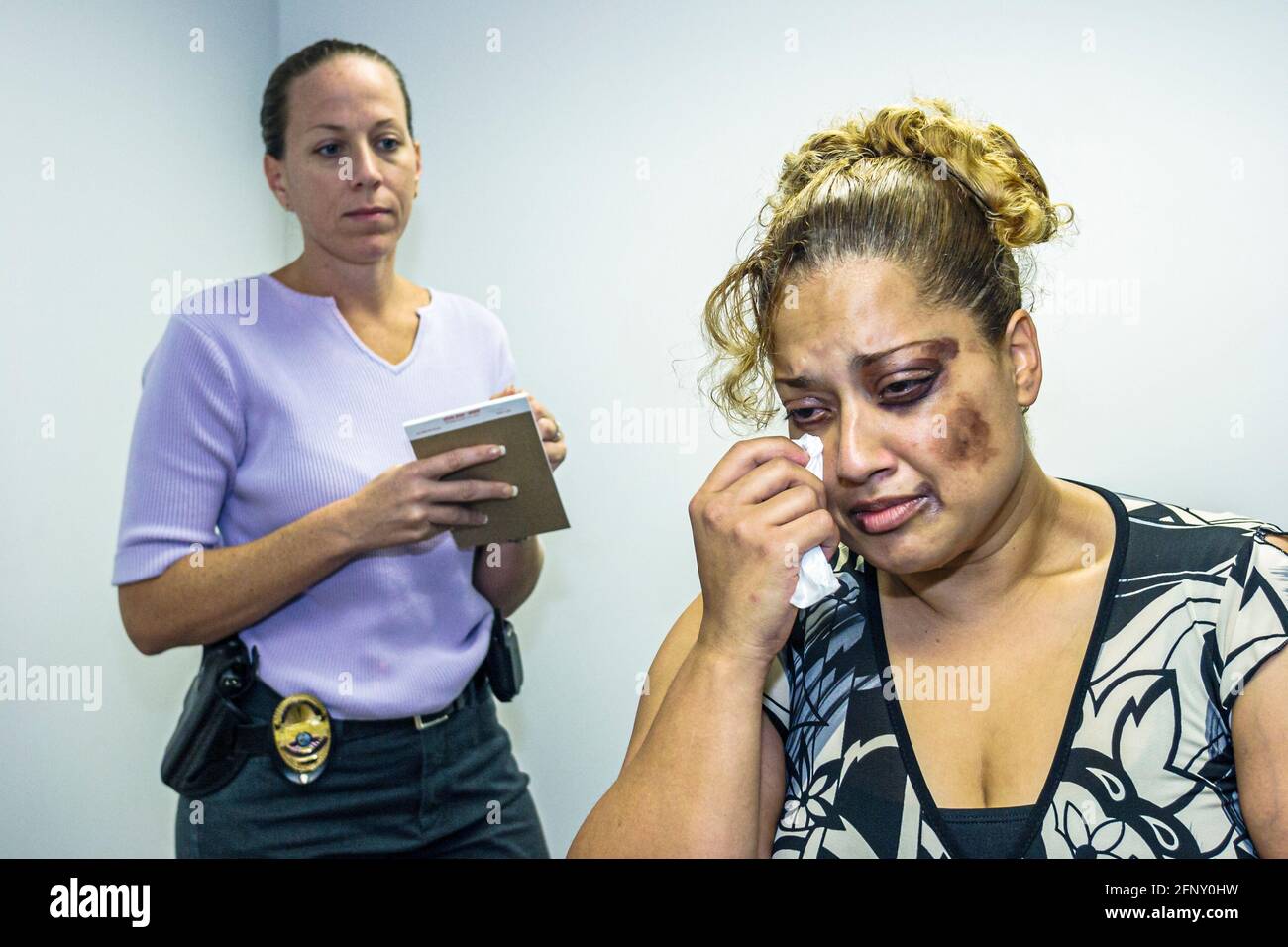 North Miami Beach Florida,Service de police,femme hispanique femme agissant victime d'abus portant maquillage femme détective,entrevues, Banque D'Images