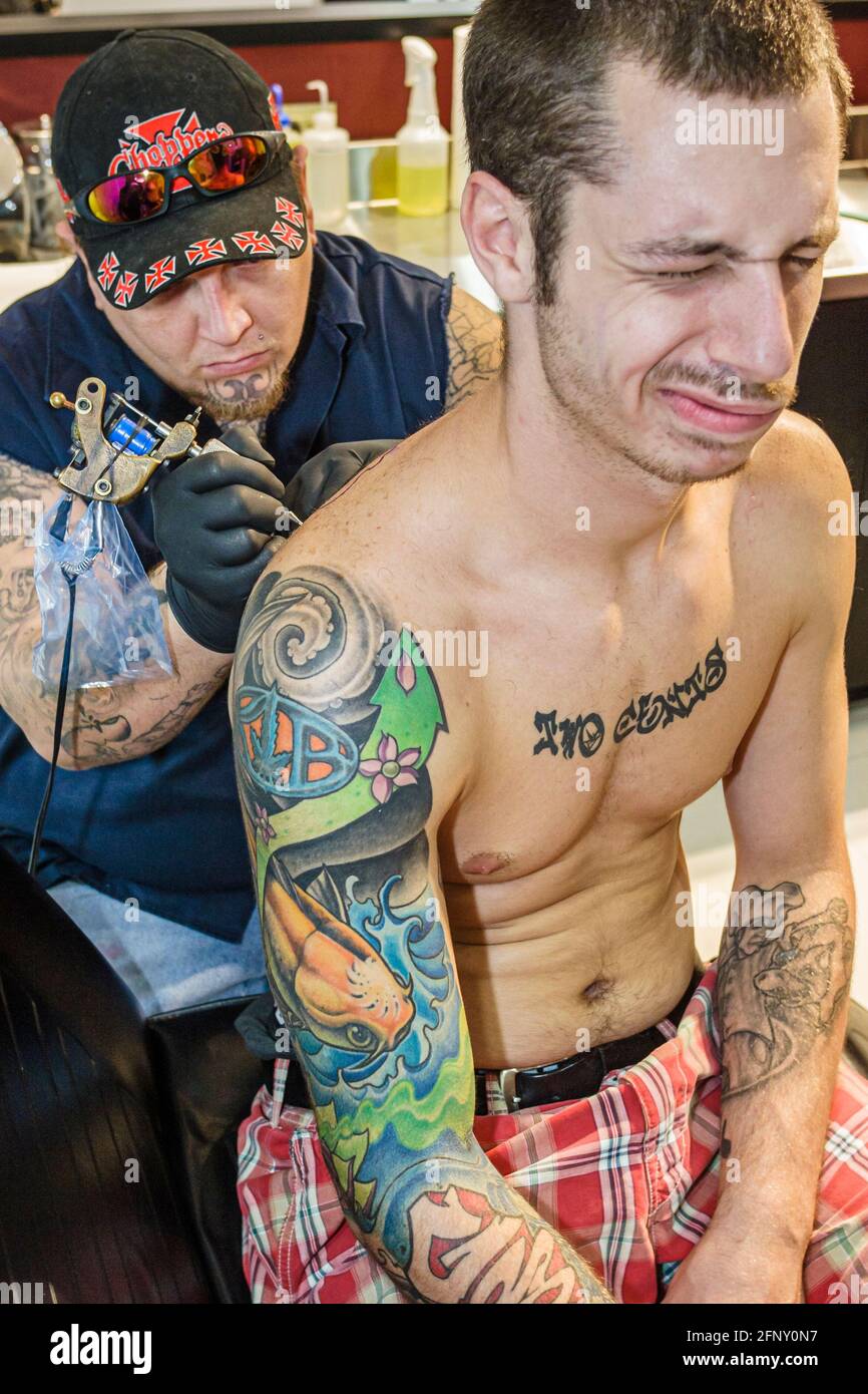 Hollywood de Floride ft.Fort Lauderdale, Seminole Hard Rock Casino Hotel & Resort, Native American Okalee Indian Village tattoo salon hommes artiste client Banque D'Images