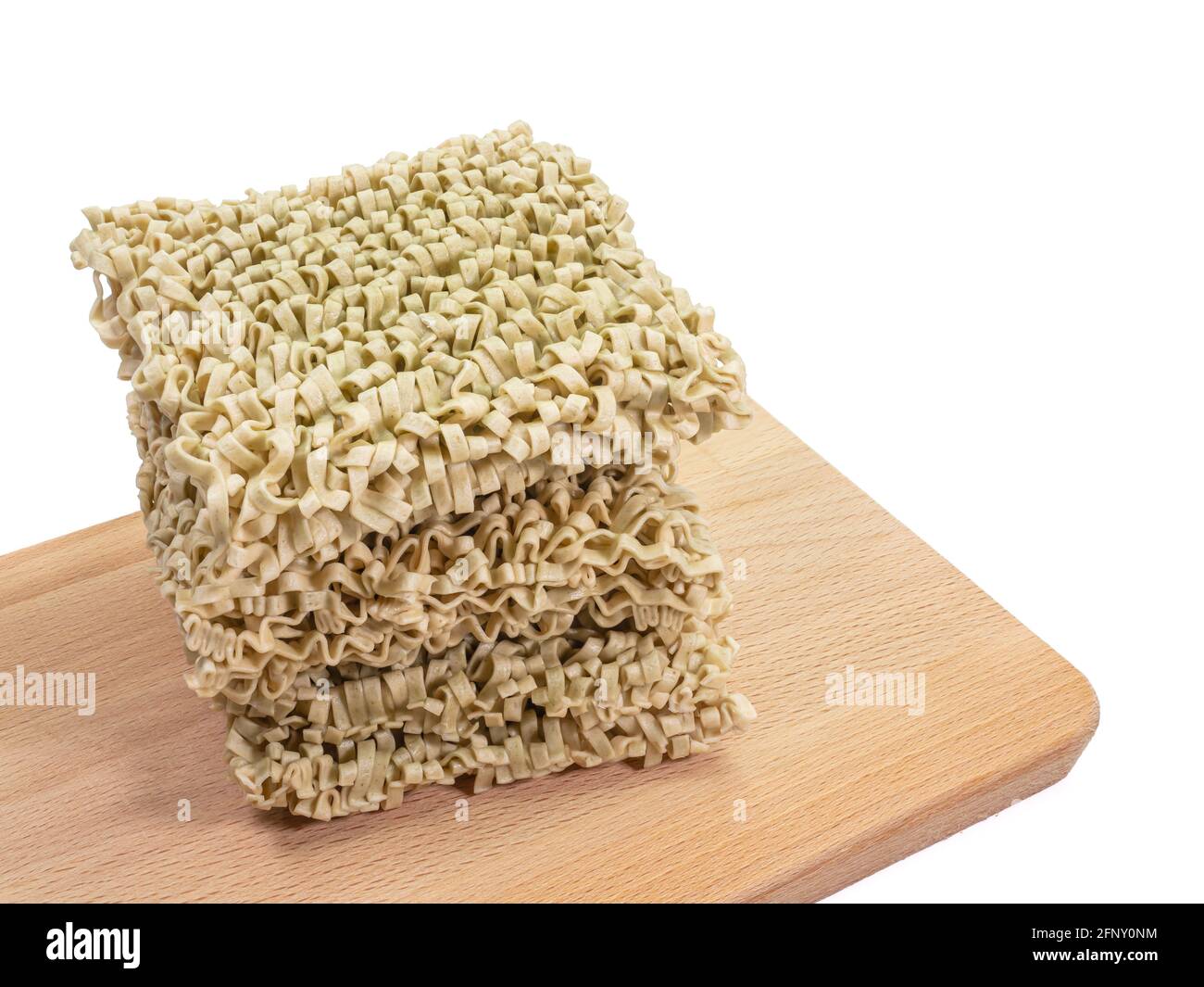Nouilles aux épinards, gros plan de nouilles séchées taïwanaises sur panneau de bois isolé sur fond blanc. Banque D'Images