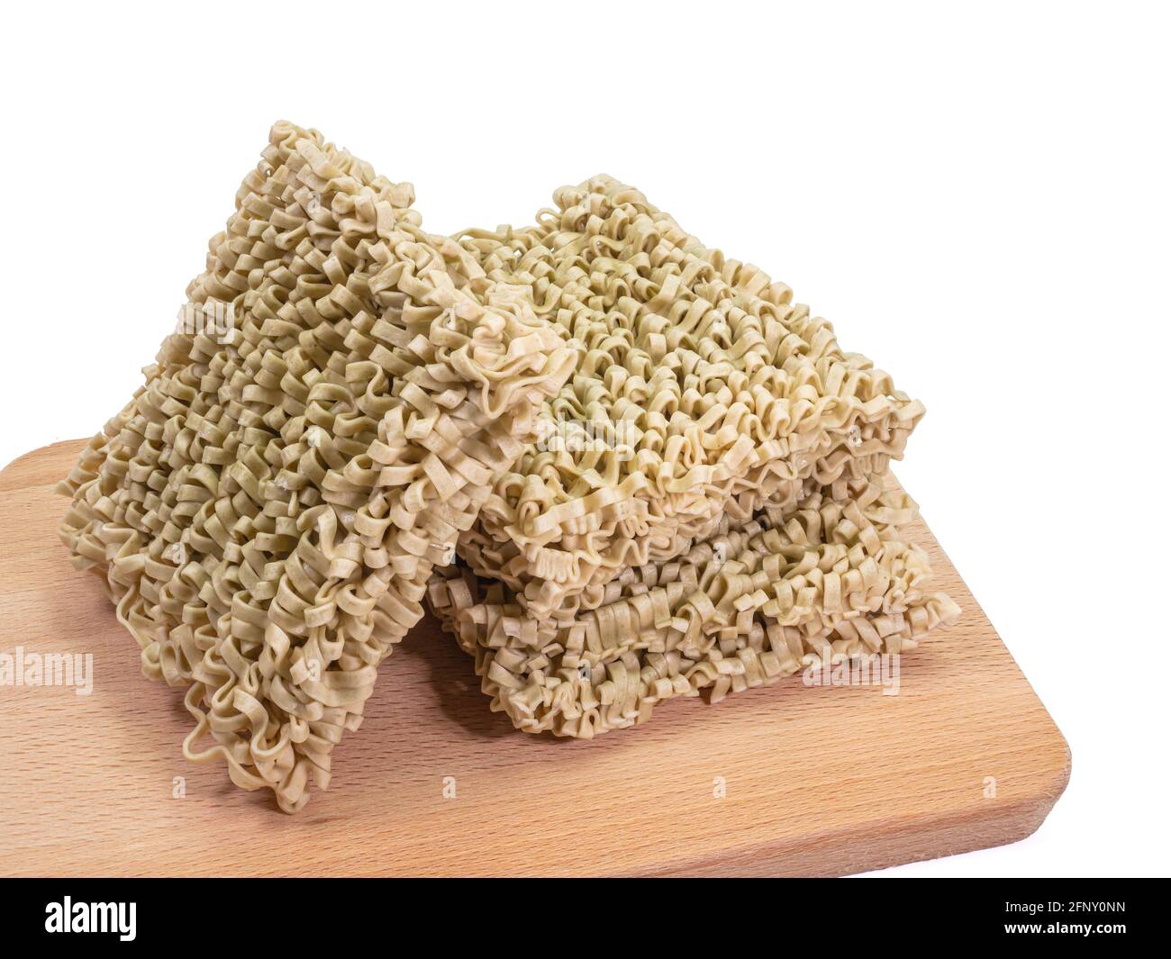 Nouilles aux épinards, gros plan de nouilles séchées taïwanaises sur panneau de bois isolé sur fond blanc. Banque D'Images