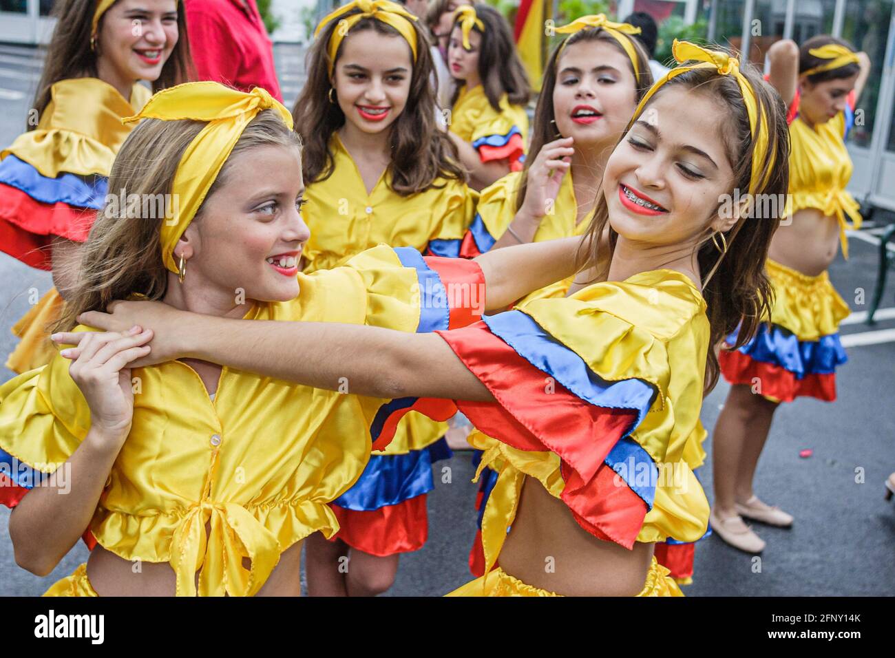Miami Florida, Dade College Wolfson Miami Book Fair International, Colombie Pavilion Hispanic Girls vêtu d'une tenue de groupe de danse, Banque D'Images