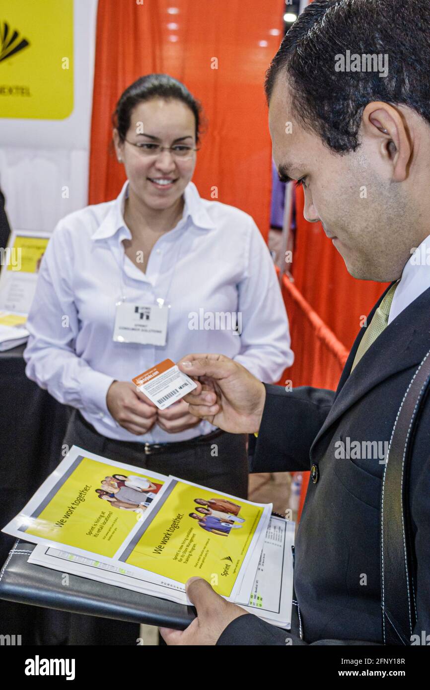 Floride,Centre des congrès de Miami Beach,centre,Latinos à louer carrière Expo hispanique chasseur d'emplois, employeur fournisseur stand Sprint offrant carte de visite, Banque D'Images