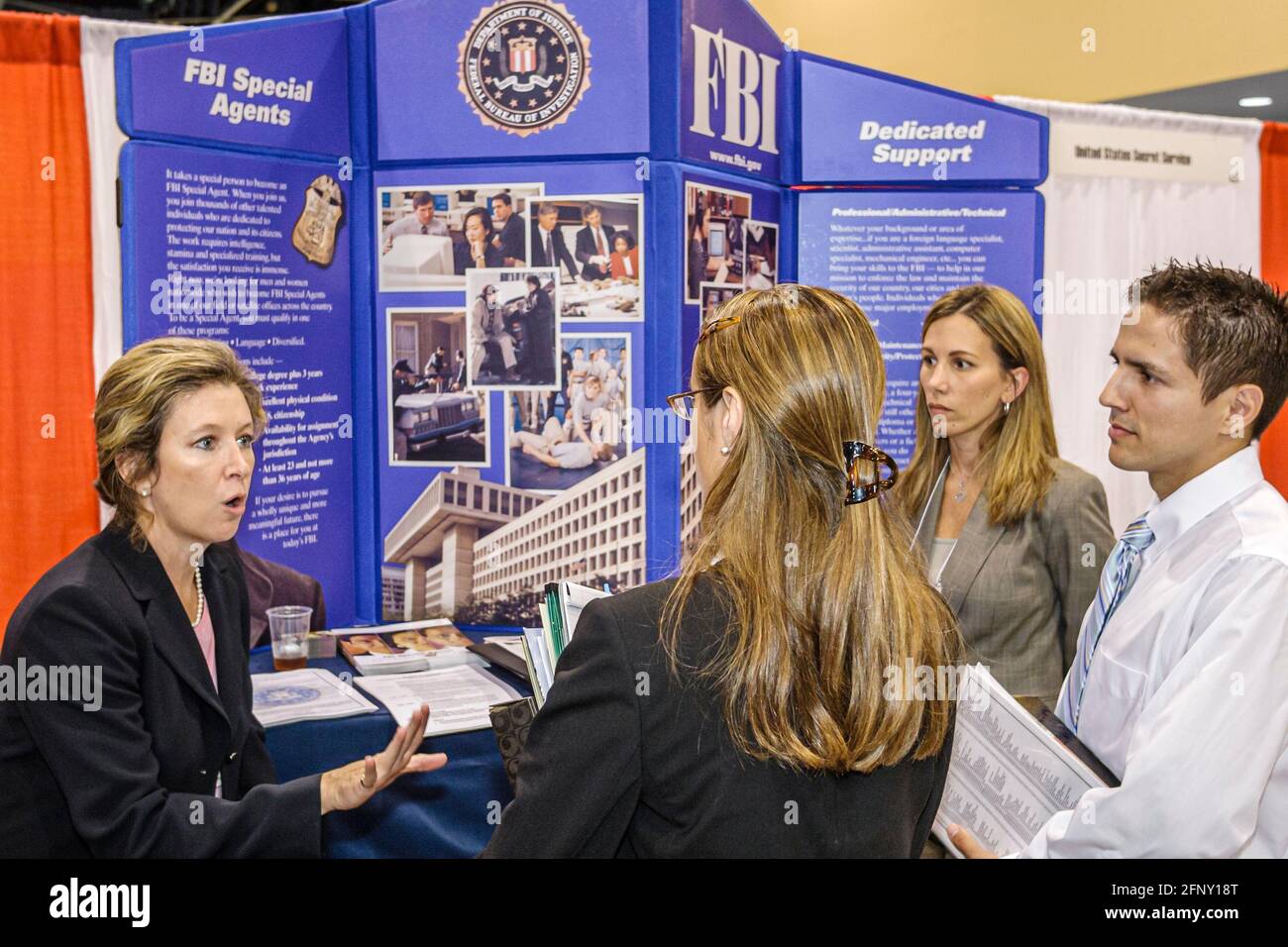 Florida,Miami Beach Convention Center,centre,Latinos à louer carrière Expo hispanique chasseur d'emploi, employeur fournisseur stand FBI recruteur femme speakin Banque D'Images
