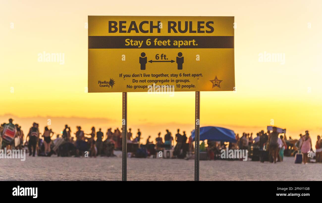 Signe d'avertissement de distance sociale sur la plage avec le cercle de foule de tambour pendant une pandémie Banque D'Images