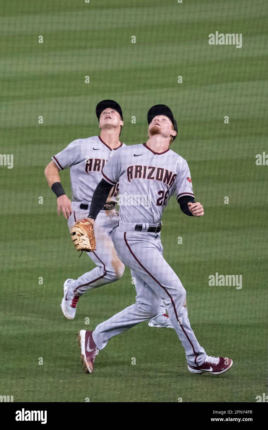 Arizona Diamondbacks premier basseman Pavin Smith (26) et deuxième basseman Andrew Young (15) tous deux oeil un pop mouche pendant un Jeu MLB contre Los Angeles Banque D'Images