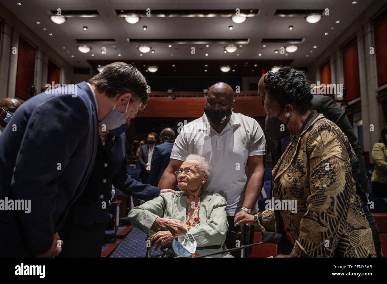 Viola Fletcher, la plus ancienne survivante du massacre de la course de Tulsa, est accueillie par le représentant des États-Unis Mike Johnson (républicain de Louisiane), à gauche, Et la Représentante des Etats-Unis Sheila Jackson-Lee (démocrate du Texas), à droite, après qu'elle et son frère, Hughes Van Ellis, la survivante du massacre de Tulsa et un vétéran de la Seconde Guerre mondiale ont comparu devant une Commission judiciaire de la Chambre des communes; sous-commission sur la Constitution, les droits civils et les libertés civiles audience âÂ€ÂœContinuing injustice: Le centenaire de la course de Tulsa-Greenwood Massacreâe au Capitole des États-Unis à Washington, DC, Etats-Unis, mercredi, Banque D'Images