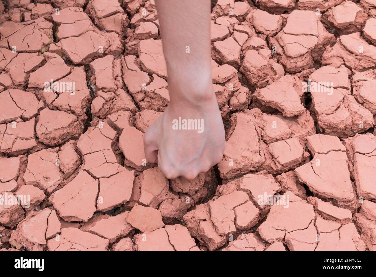 Mettre les mains sur un fond sec de terre/crack de terre Banque D'Images