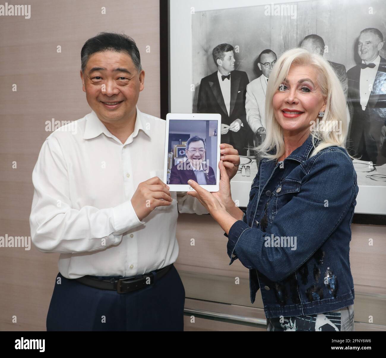 Beverly Hills, Californie, États-Unis. 19 mai 2021. L'animateur de télévision Joey Zhou (L) et la princesse Karen Cantrell (R) ont organisé un iPad avec l'artiste Jiannan Huang (C) lors d'une vidéoconférence au cours d'une réunion pour annoncer son prochain événement de vernissage (visionnement privé) appelé « inextricablement lié : The Art of Jiannan Huang » qui se tiendra le 26 mai à Beverly Hills, en Californie. Crédit: Sheri Determan Banque D'Images