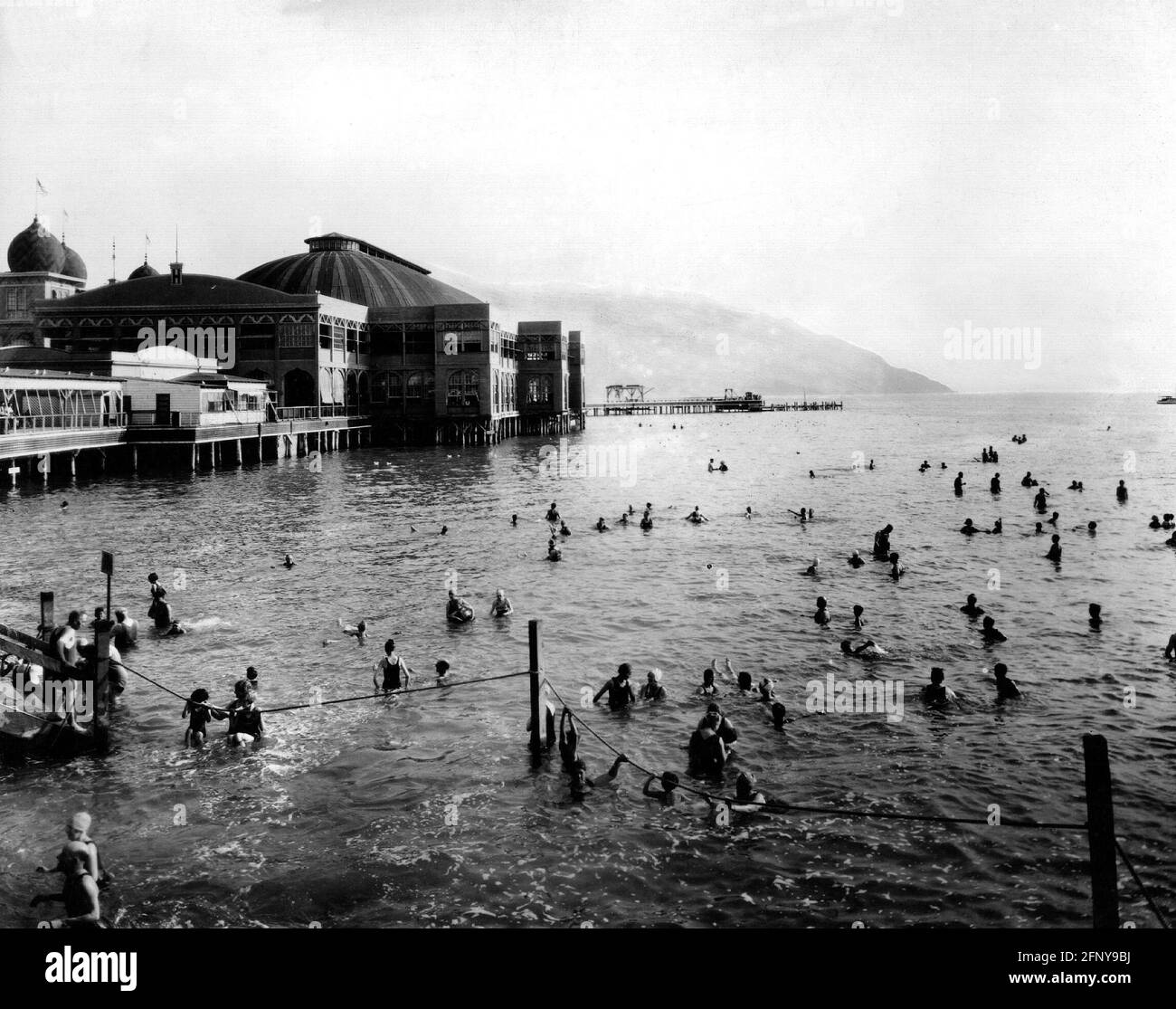 Baignade, bains, bain en plein air, Saltair Beach près de Salt Lake City, Utah, États-Unis, vers les années 1950, lido, INFO-AUTORISATION-DROITS-SUPPLÉMENTAIRES-NON-DISPONIBLE Banque D'Images