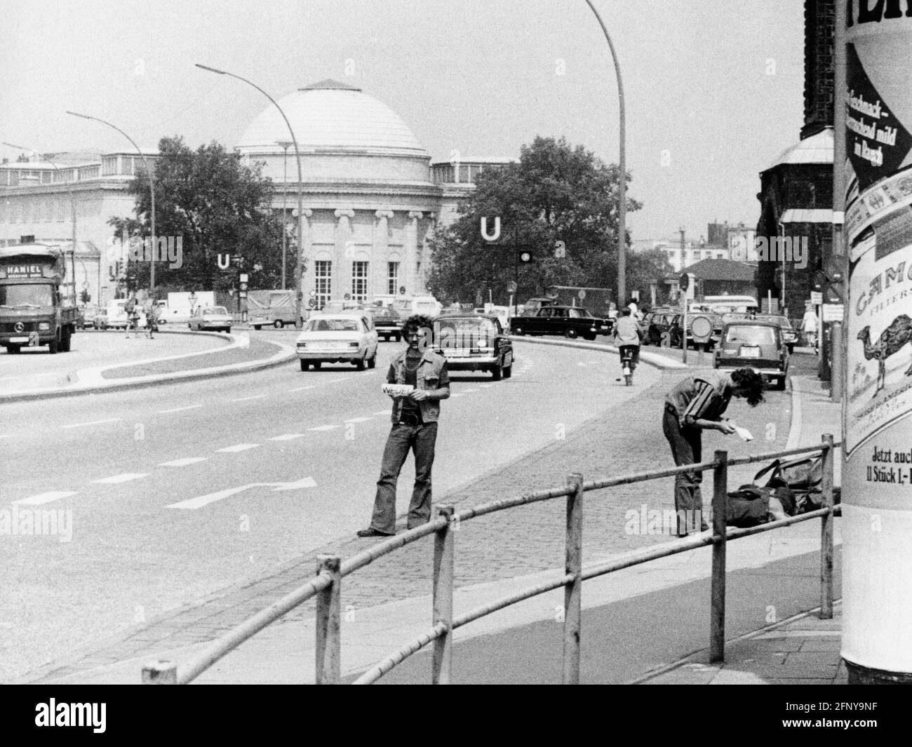 tourisme, hitchhiker, adolescent sur la route, avril 1970, DROITS-SUPPLÉMENTAIRES-AUTORISATION-INFO-NON-DISPONIBLE Banque D'Images