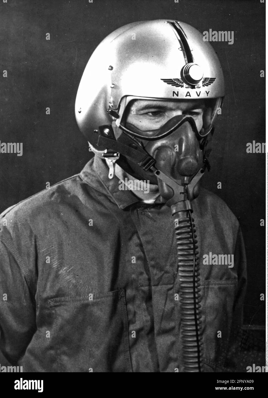 Militaire, Etats-Unis, marine, aviation navale, équipement, Pilote avec nouveau casque d'accident et masque à oxygène, DROITS supplémentaires-AUTORISATION-INFO-NON-DISPONIBLE Banque D'Images