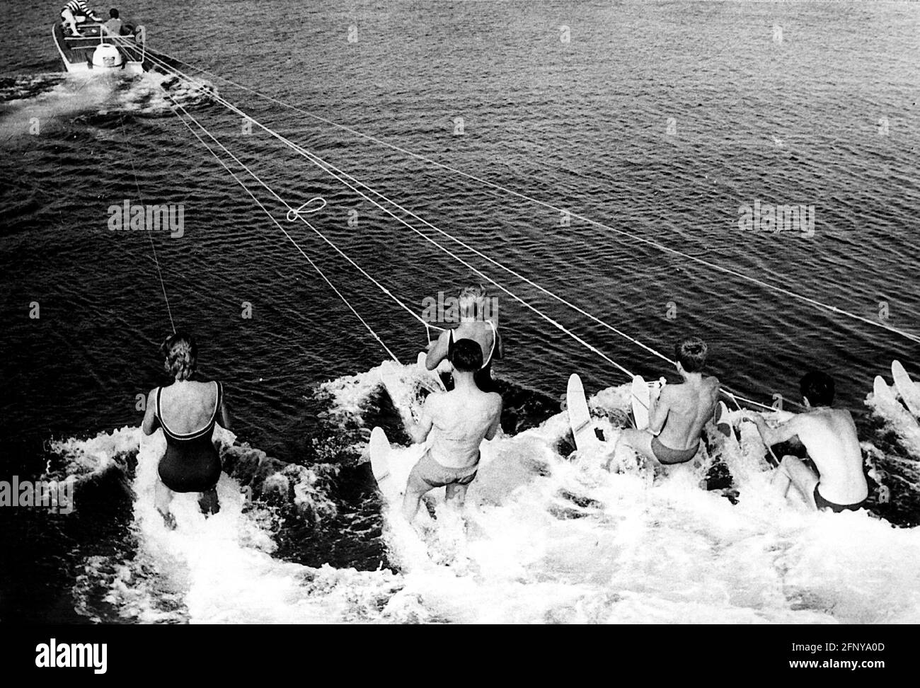 tourisme, sports nautiques, adolescents avec ski nautique, années 1960, DROITS-SUPPLÉMENTAIRES-AUTORISATION-INFO-NON-DISPONIBLE Banque D'Images