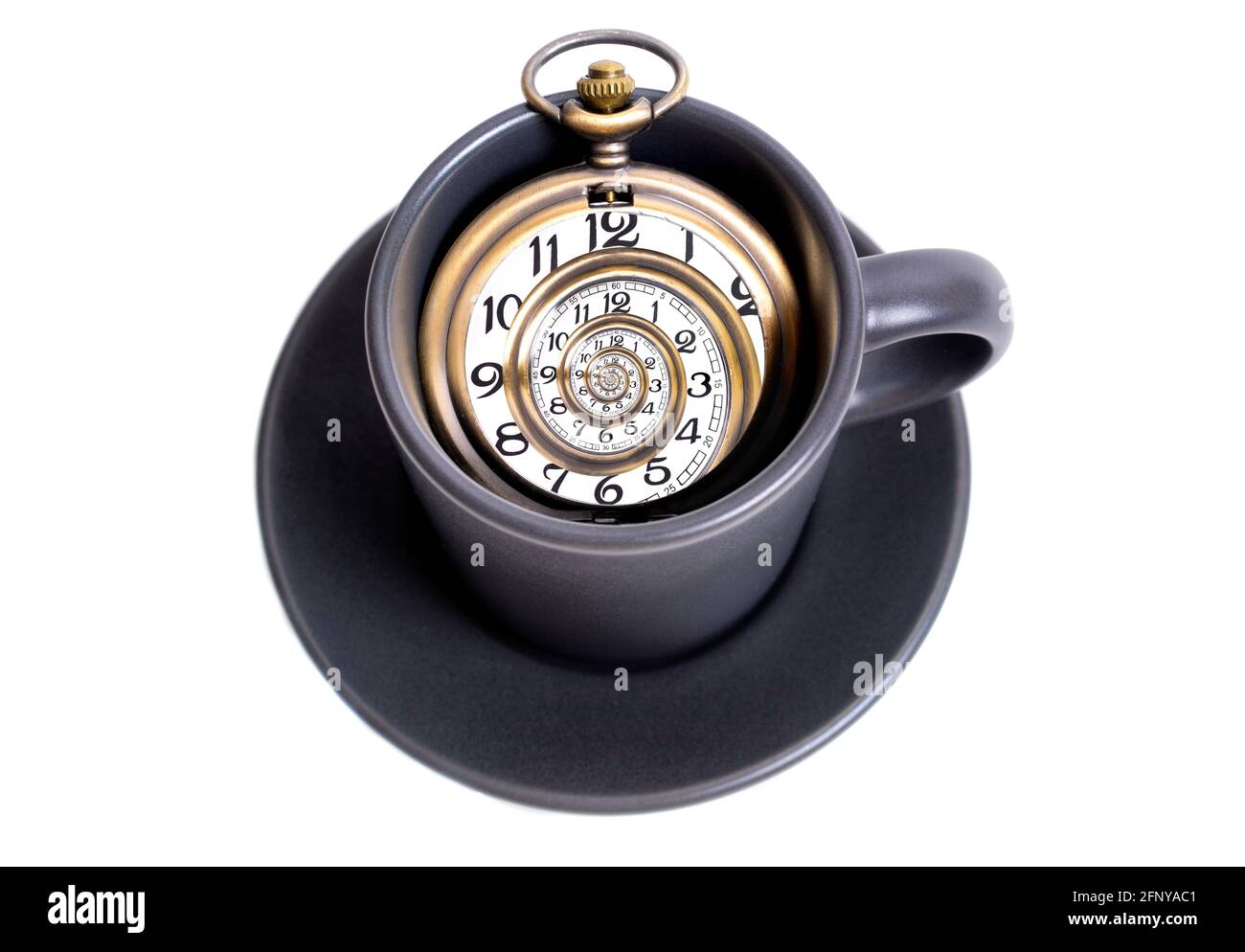 Montre de poche ancienne dans une tasse de café isolée sur blanc. Effet Droste, concept de spirale temporelle. Banque D'Images