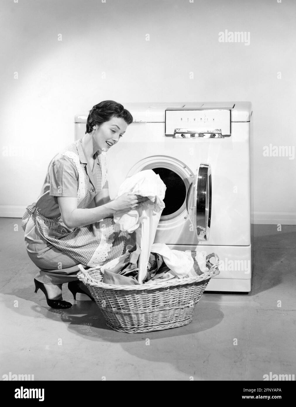 Ménage, lavage, femme avec buanderie, lave-linge Duomatic, années 1950, INFO-AUTORISATION-DROITS-SUPPLÉMENTAIRES-NON-DISPONIBLE Banque D'Images
