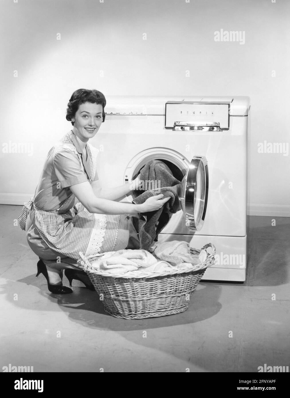 Ménage, lavage, femme avec buanderie, lave-linge Duomatic, années 1950, INFO-AUTORISATION-DROITS-SUPPLÉMENTAIRES-NON-DISPONIBLE Banque D'Images