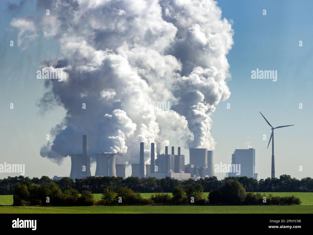 Les émissions des cheminées de l'usine de production d'énergie causent la pollution de l'air Banque D'Images