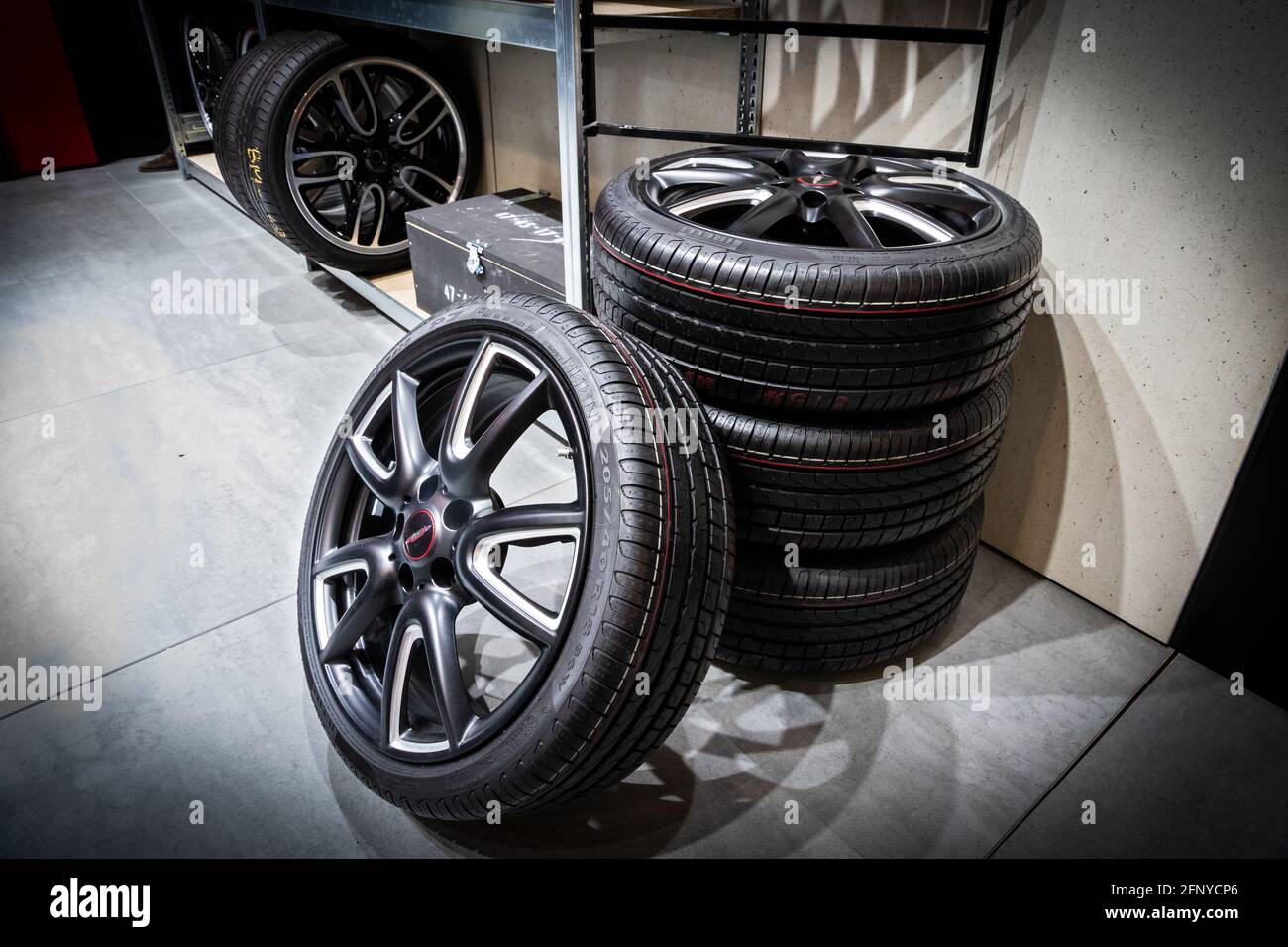 Nouveaux pneus et jantes de voiture sport modernes au salon automobile Autosalon de Bruxelles Expo. Belgique - 19 janvier 2017 Banque D'Images