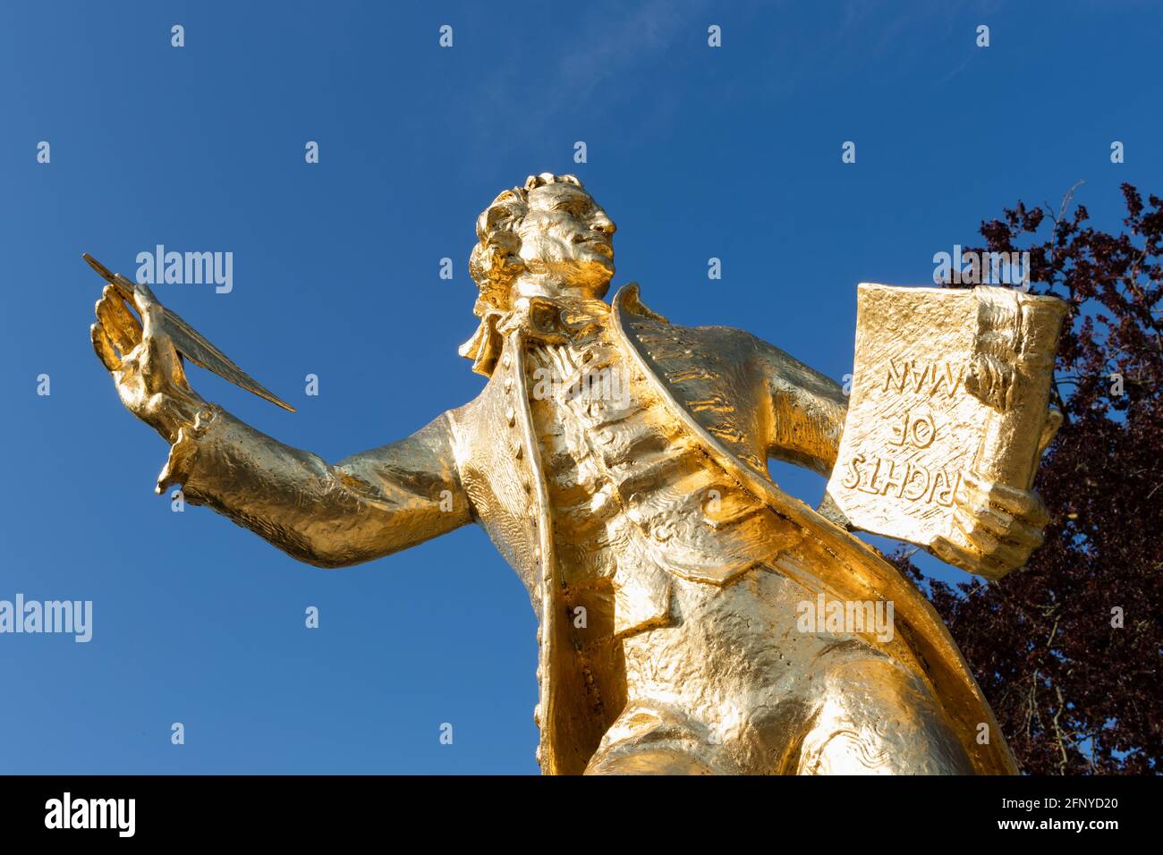 Statue dorée Thomas Paine, qui tient les droits de l'homme, regilded novembre 2020, Thetford, Norfolk. Banque D'Images