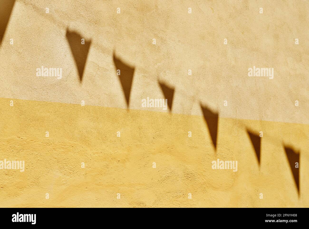 Ombres des drapeaux de banderole sur le mur Banque D'Images