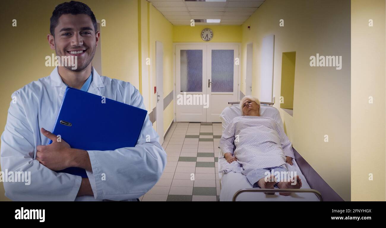 Médecin souriant avec un patient âgé en arrière-plan, des concepts professionnels de la santé et de la médecine Banque D'Images