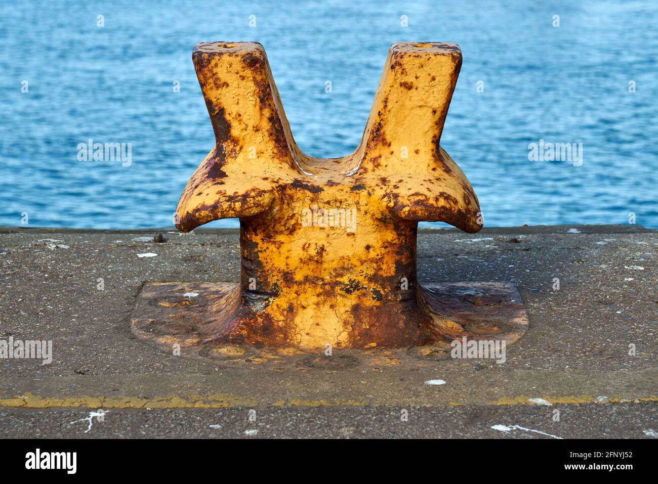 Vue directe d'un bollard d'amarrage à double corne Banque D'Images