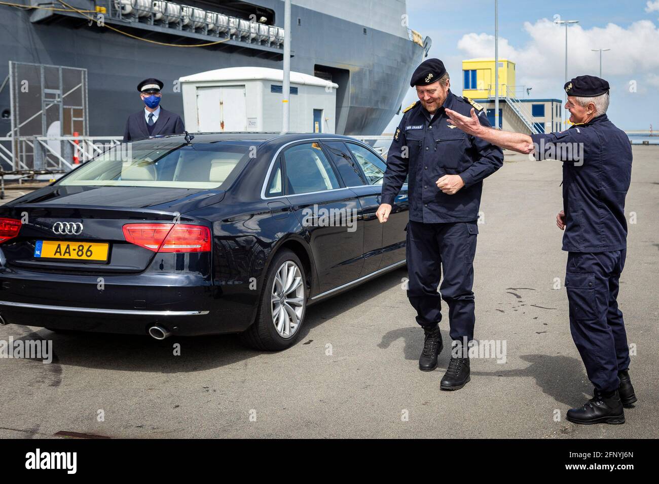 Sa Majesté le Roi Willem Alexander a effectué une visite de travail au Conseil de l'Amirauté et à une station d'entraînement de la Marine royale des pays-Bas le mercredi 19 mai après-midi à Den Helder. La visite de travail a commencé dans le port de Den Helder à bord du HNLMS. Rotterdam, l'un des deux navires de transport amphibie de la Marine. Le Roi a assisté à une partie d'une réunion du Conseil de l'Amirauté à bord du navire. Le conseil est l'organe de décision et de conseil le plus élevé de la marine et il est présidé par le commandant des Forces navales, le Vice-amiral Rob Kramer. Den Helder, pays-Bas, le 19 mai 2021. Photo de Robi Banque D'Images