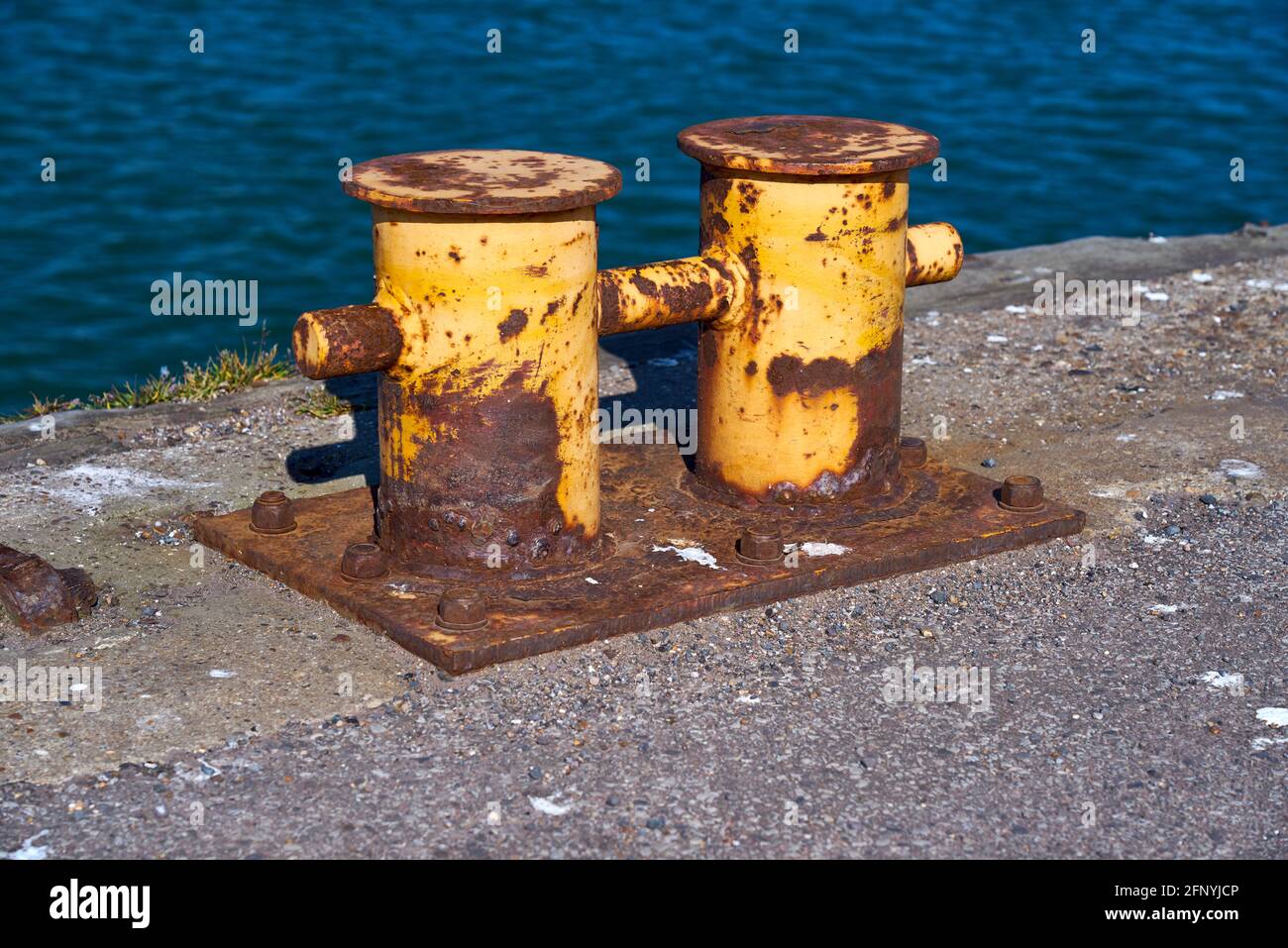 Vue latérale d'un double bollard d'amarrage de bitt Banque D'Images