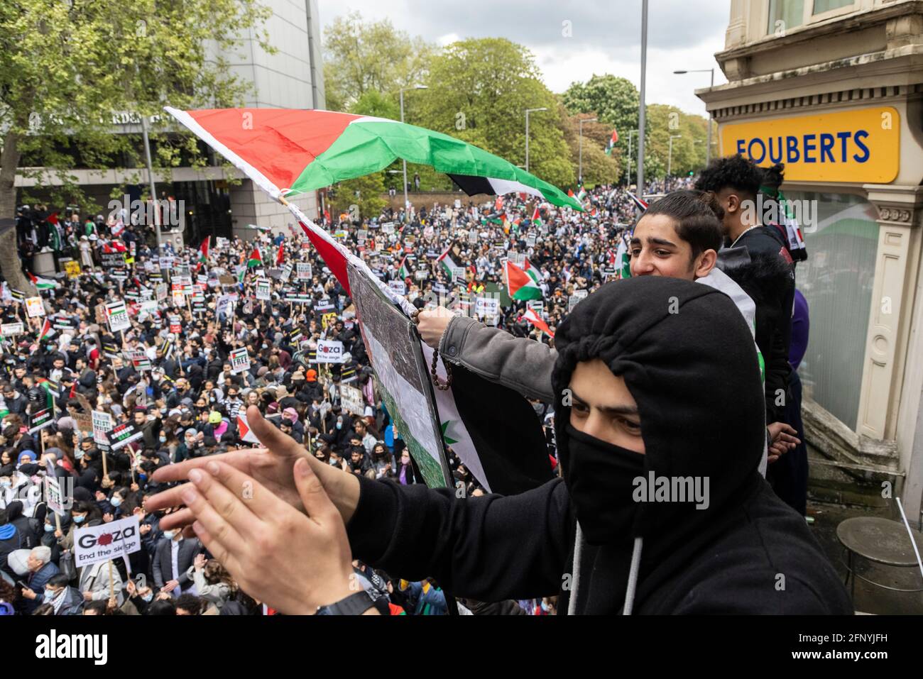 Les manifestants applaudissent et brandissent les drapeaux sur la foule, manifestation de solidarité « Palestine libre », Londres, 15 mai 2021 Banque D'Images
