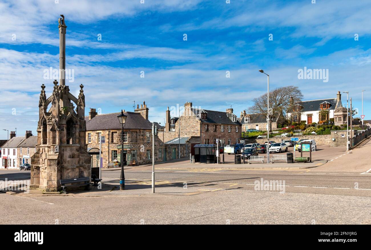 CULLEN TOWN MORAY SCOTLAND LA CROIX DE MARCHÉ SUR LA PLACE ET DE L'AUTRE CÔTÉ DE SEAFIELD STREET JUSQU'AU PARKING Banque D'Images