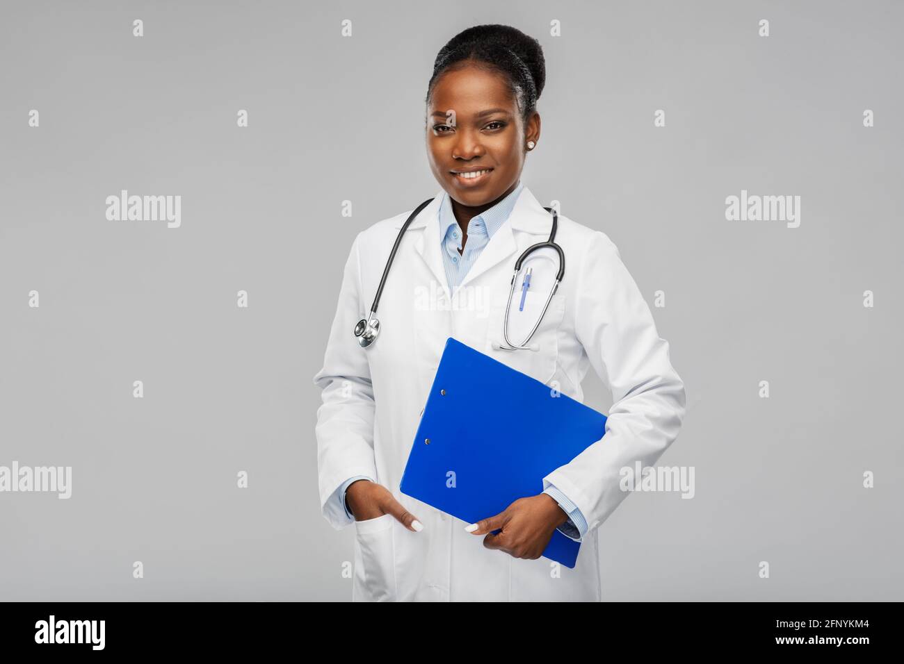 Happy african female doctor with clipboard Banque D'Images