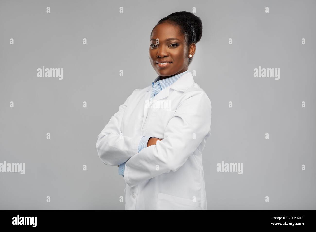 bonne femme afro-américaine médecin ou scientifique Banque D'Images