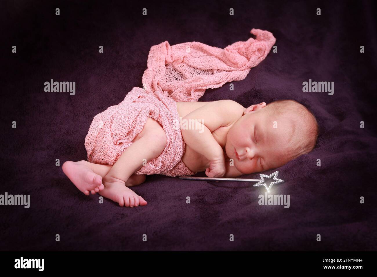 Bebe Fille Dormant Dans Une Couverture Bebe Fille De 10 Jours Photo Stock Alamy