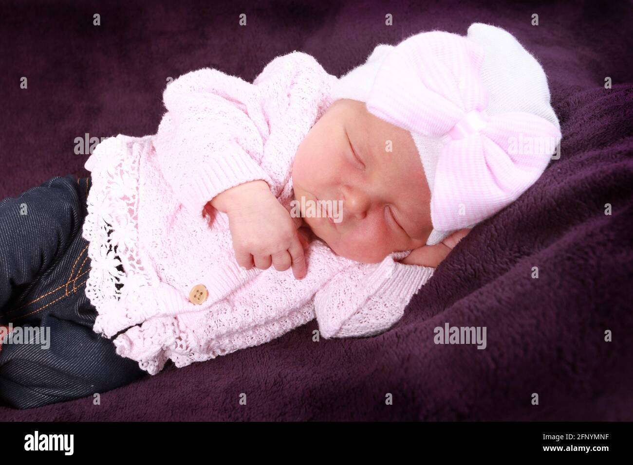 Bebe Fille Dormant Dans Une Couverture Bebe Fille De 10 Jours Photo Stock Alamy