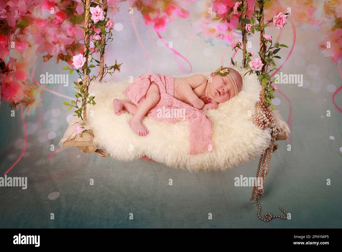 bébé fille sur endormi sur une oscillation décrétive, beau bébé Banque D'Images