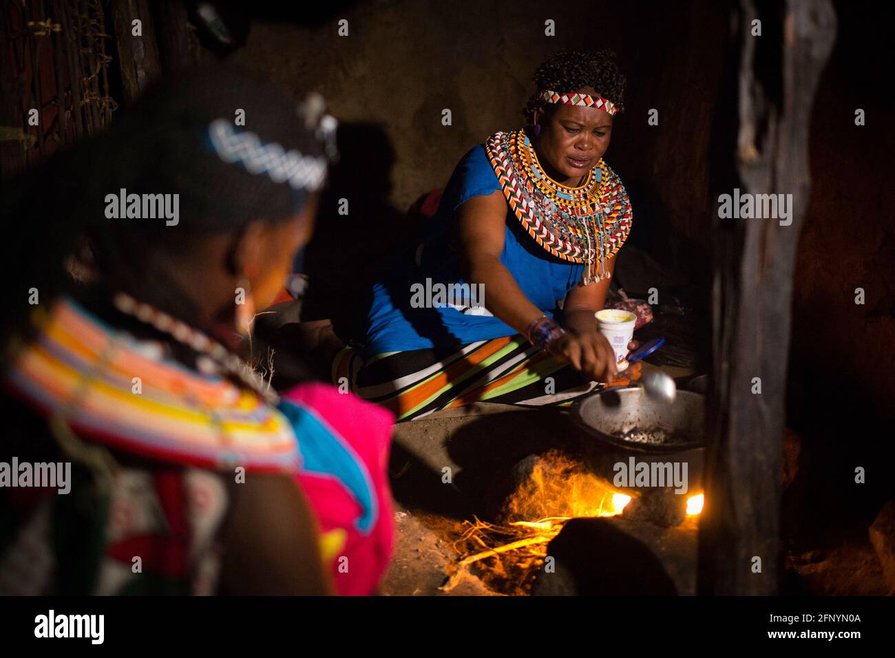 Les femmes cuisinent dans leur maison dans le village d'Umoja, Samburu, Kenya, le 19 février 2015. Banque D'Images