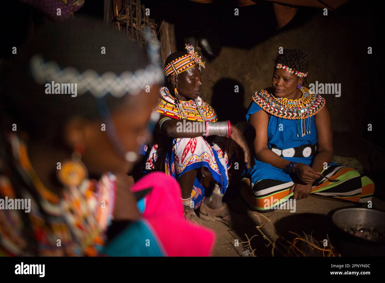 Jane Lengope (au milieu), 40 ans, cuisine avec une autre femme dans sa maison dans le village d'Umoja, Samburu, Kenya, le 19 février 2015. Banque D'Images