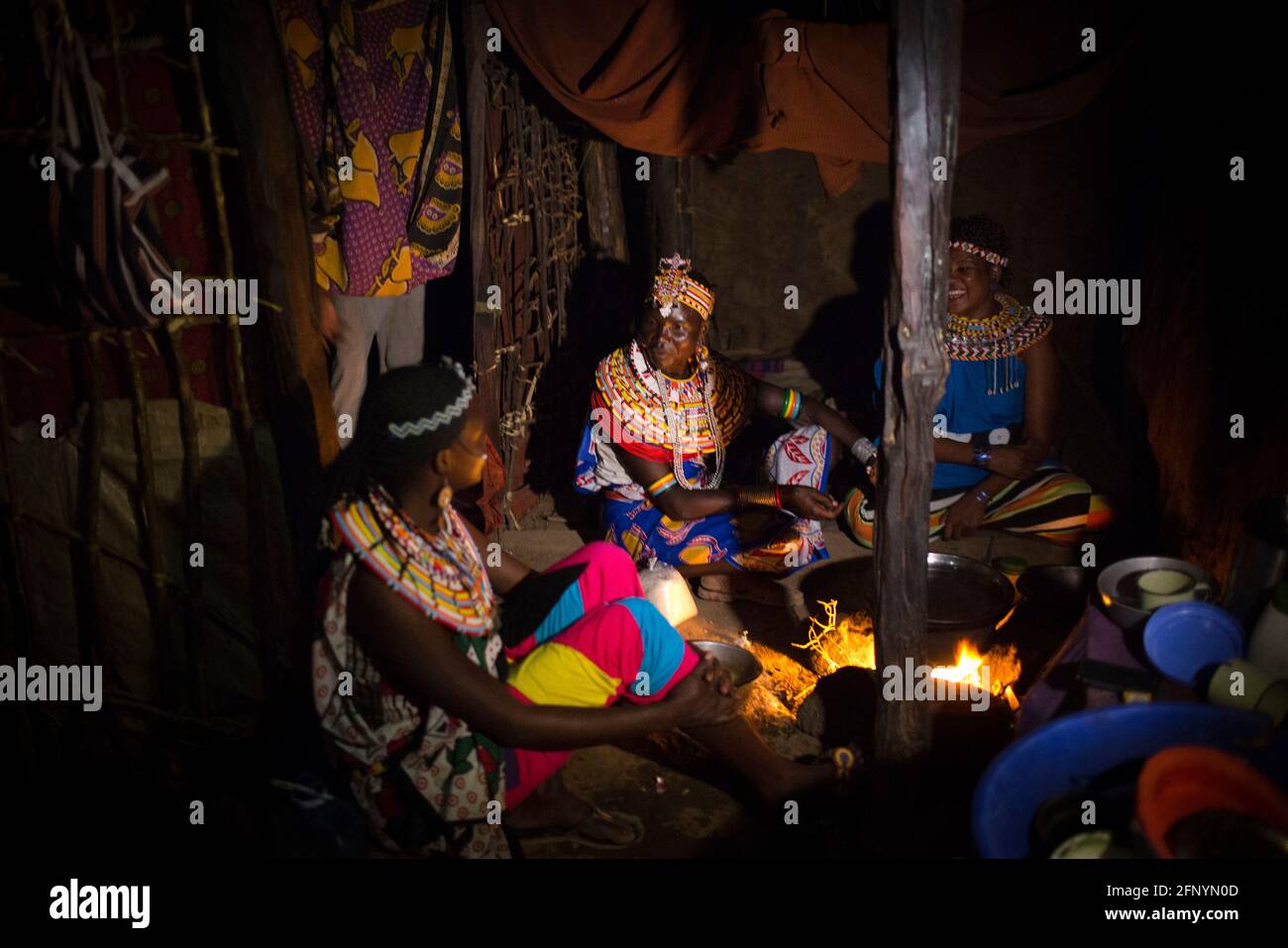 Jane Lengope (au milieu), 40 ans, cuisine avec une autre femme dans sa maison dans le village d'Umoja, Samburu, Kenya, le 19 février 2015. Banque D'Images