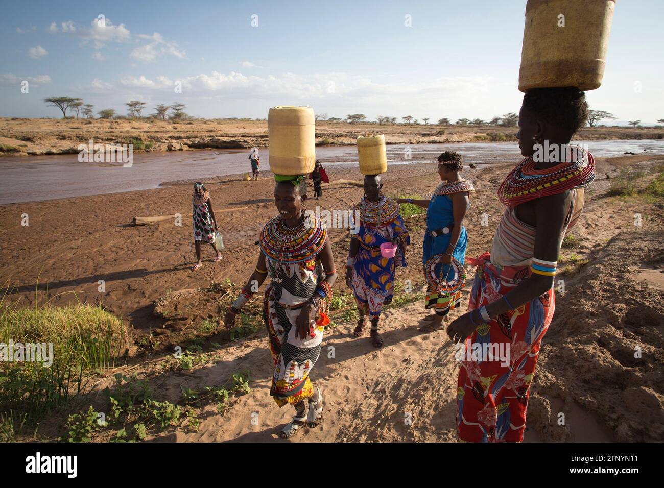 Les femmes reviennent au village d'Umoja après avoir recueilli l'eau d'une rivière voisine, Samburu, Kenya, le 19 février 2015. Banque D'Images