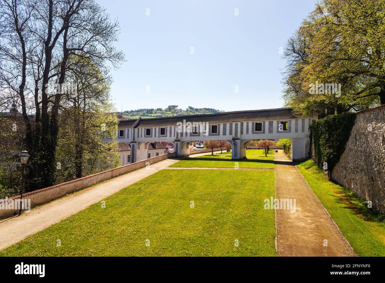 Couloir de liaison, ponts couverts entre le monastère de Minorite et les parcs historiques, Château de Cesky Krumlov, Tchéquie Banque D'Images