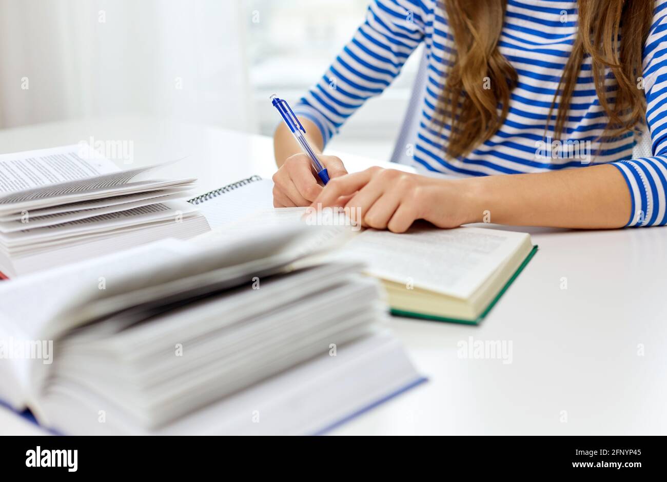 gros plan de l'étudiant fille écrivant à l'exercice livre Banque D'Images