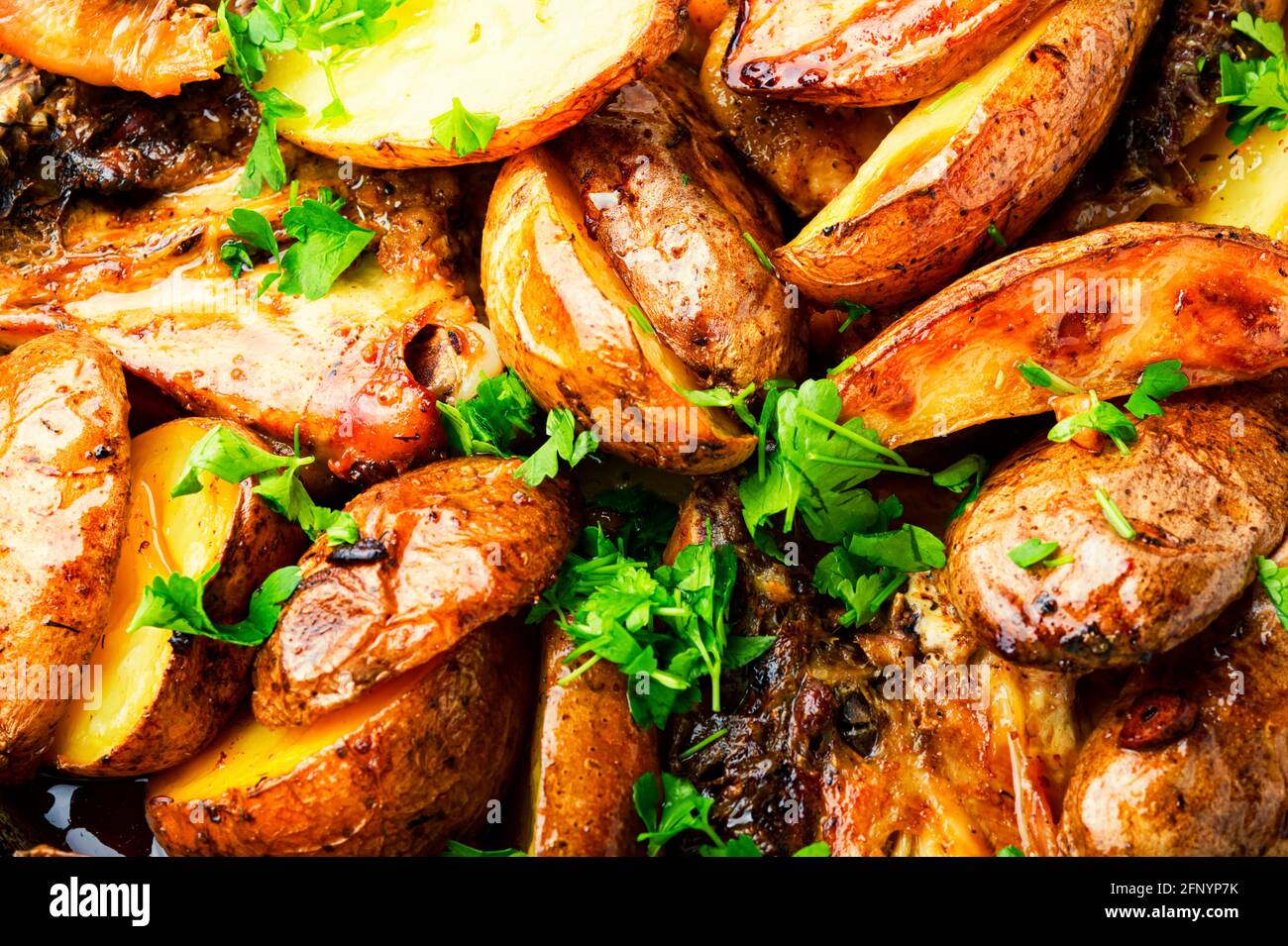 Appétissant viande de poulet avec pommes de terre rôties dans une casserole Banque D'Images